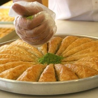 FOTO-PRIČA: U Tuzli napravljena baklava od 800 kilograma!