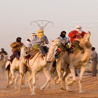 Dve žene u Emiratima trkom na kamilama ispisale istoriju